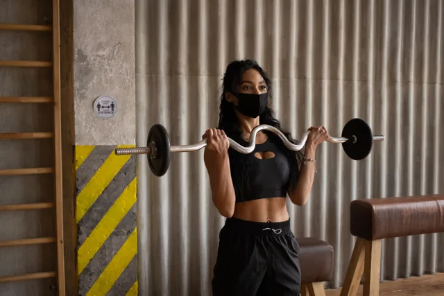 Curl biceps à la barre EZ