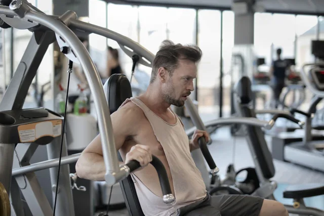 Épaule à la poulie : bien choisir ses exercices