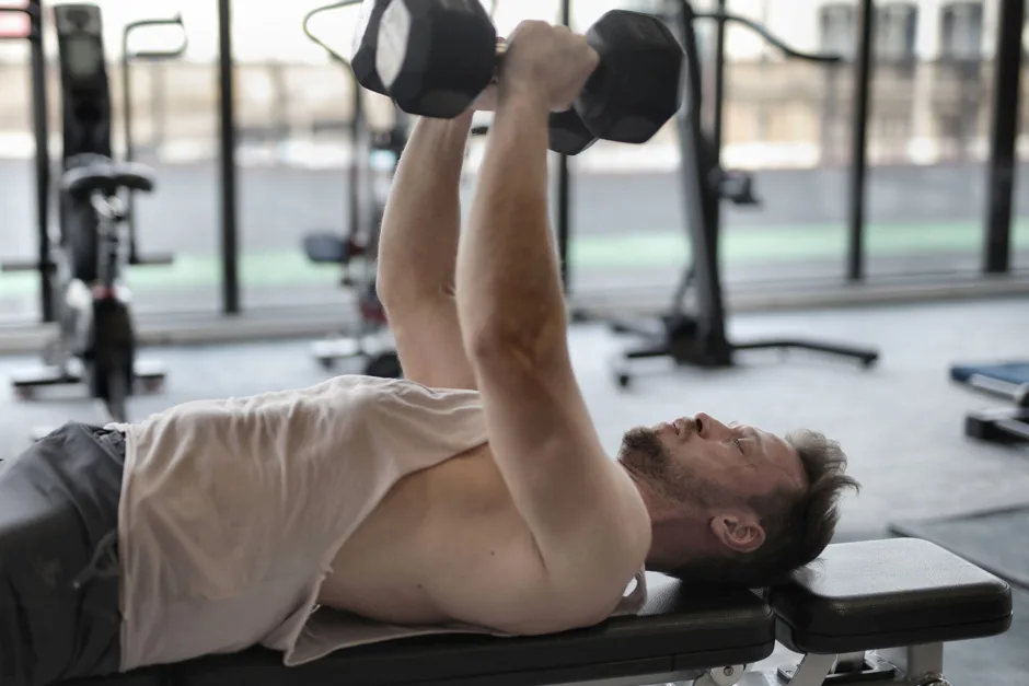 Illustration de l'article « Exo pec haltère : les meilleurs exercices »